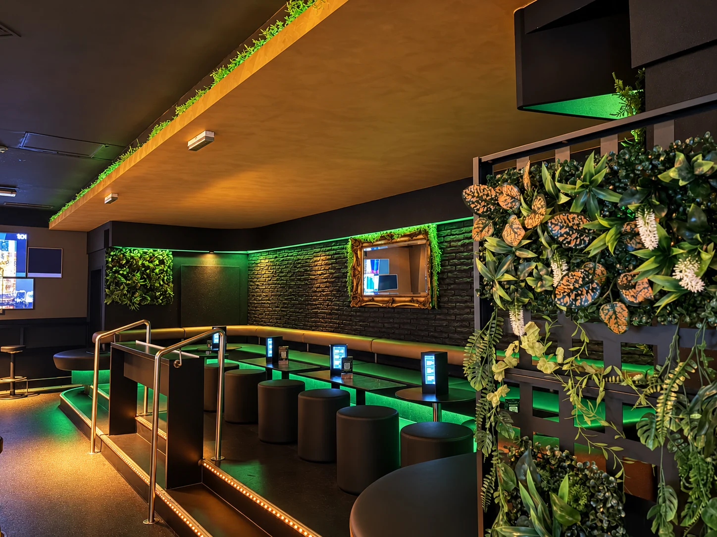 VIP Silver Lounges mit Sitzbereichen, Stehtischen und grünem Licht