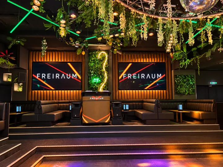 DJ-Pult im Boiler-Room-Stil · mitten bei den Lounges