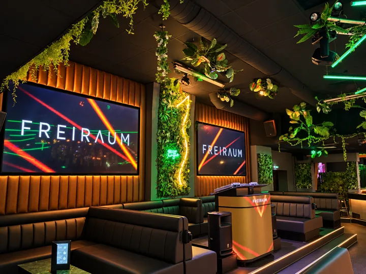 DJ-Pult im Boiler-Room-Stil · mitten bei den Lounges