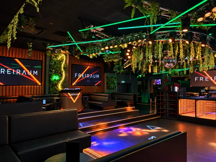 Club und Main Stage mit grünen Lichttuben, VIP-Lounges und Dancefloor