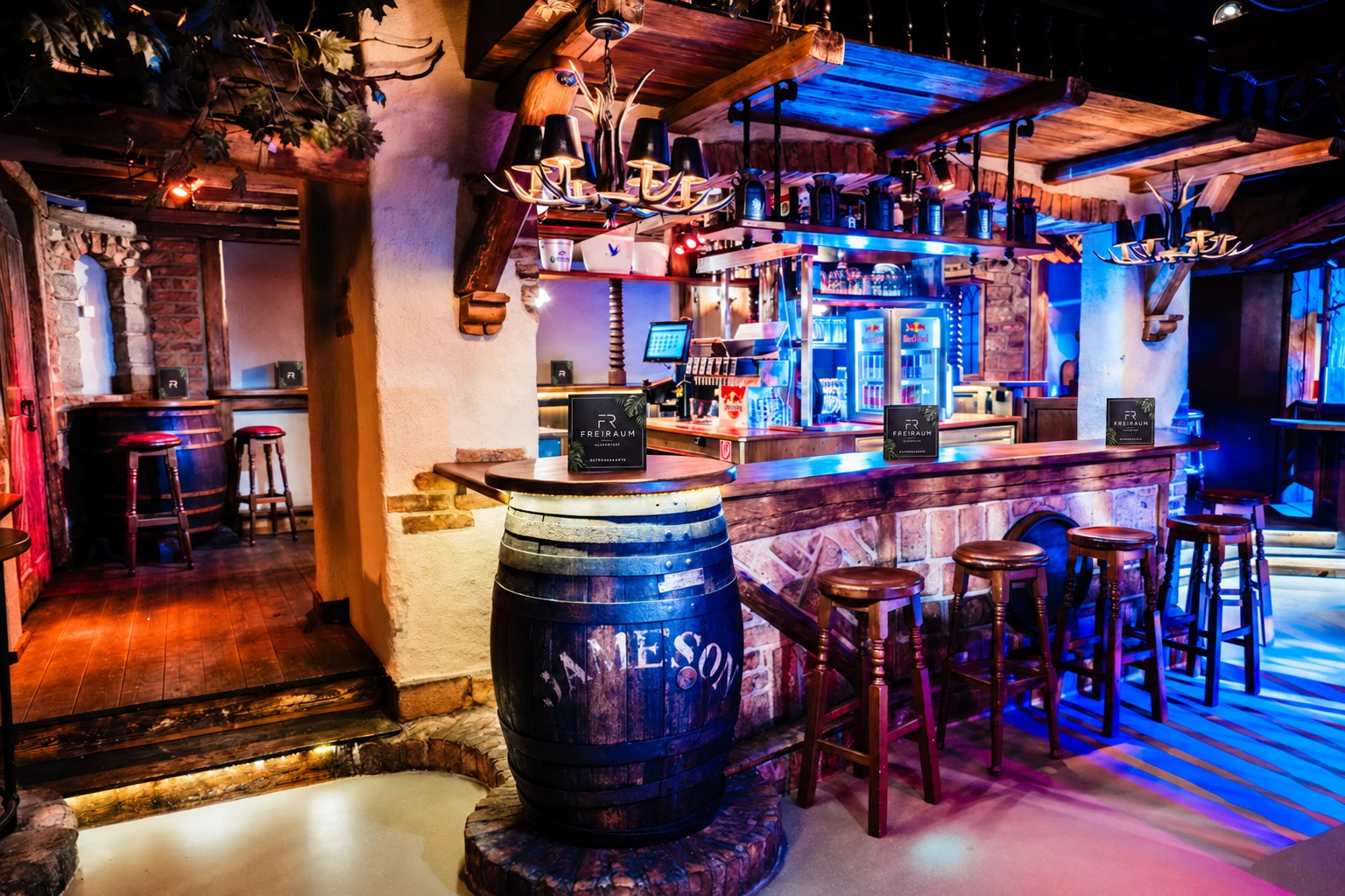 Zweite Bar im Stadl mit Fass-Stehtisch und Barhockern